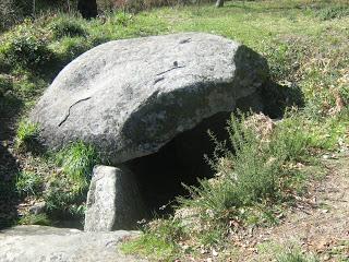 Gelegen in de buurt van Condo-minhas, een dolmen bestaande uit negen rechtopstaande stenen.